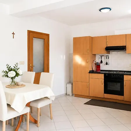 Apartamento 1 Bedroom Lovely In Sukošan