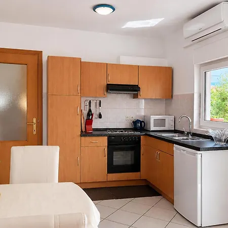 1 Bedroom Lovely In Sukošan