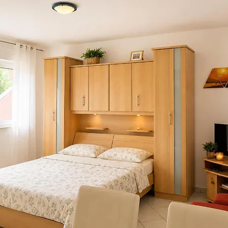 1 Bedroom Lovely In Apartamento Sukošan